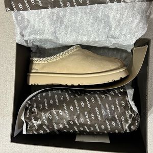 UGG TASMAN SLIPPER
DETAILS: WHITE-PEPPER / W7 / M5 (FITS LIKE A WOMENS 6)